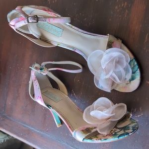 Betsy Johnson Maddie heel sandal 🌺 flowers Size 9